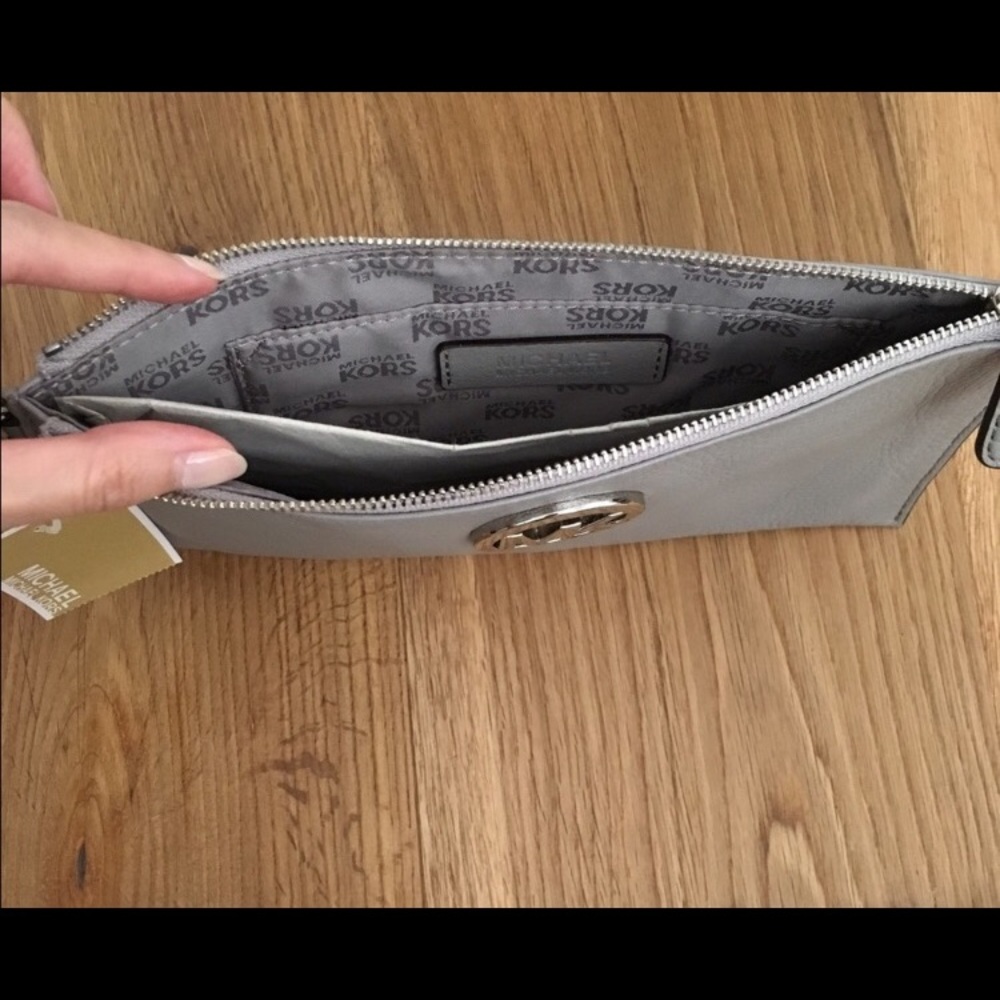 Michael Kors wristlet clutch, genuine leather - Picture 2 of 2